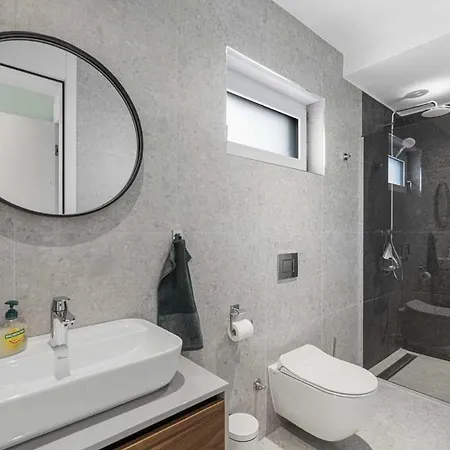 Sea View Apartment *