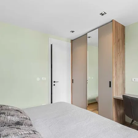 Sea View Apartment *