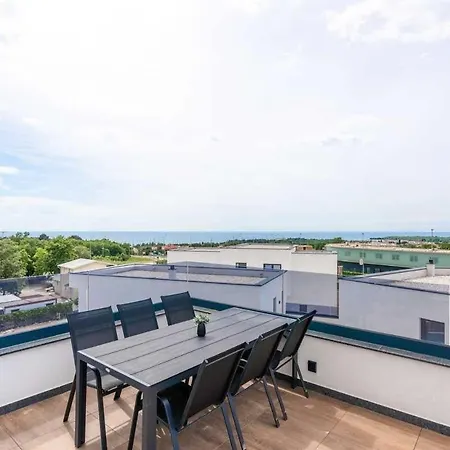 Sea View Apartment *